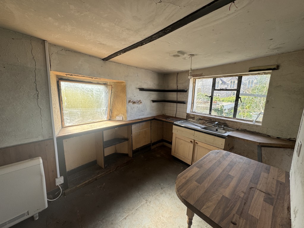 Lot: 64 - MIXED USE OPPORTUNITY IN NEED OF IMPROVEMENT IN A POPULAR AREA - Kitchen